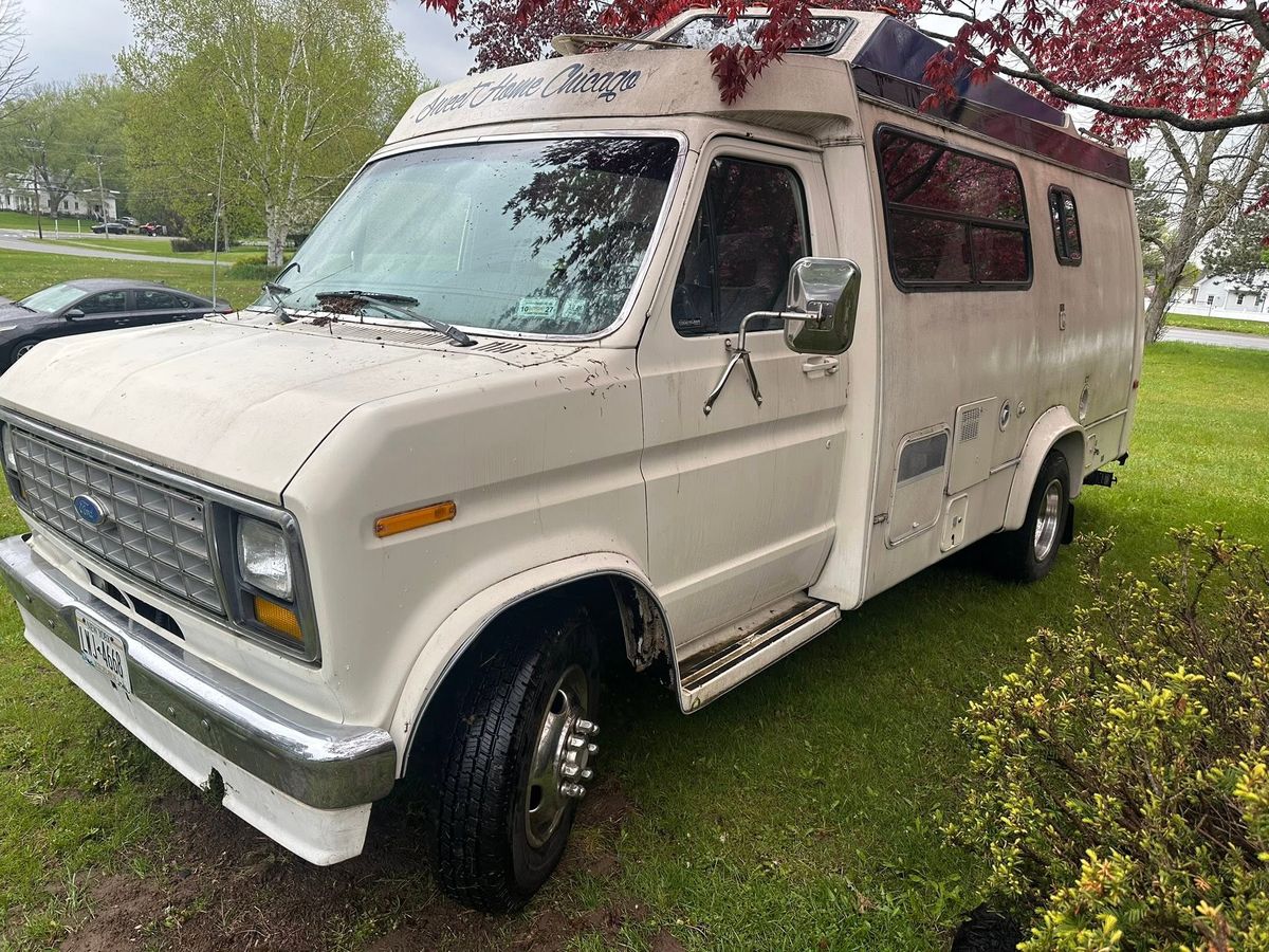 A vintage Ford motorhome before detailing, with oxidised and dirtied paint