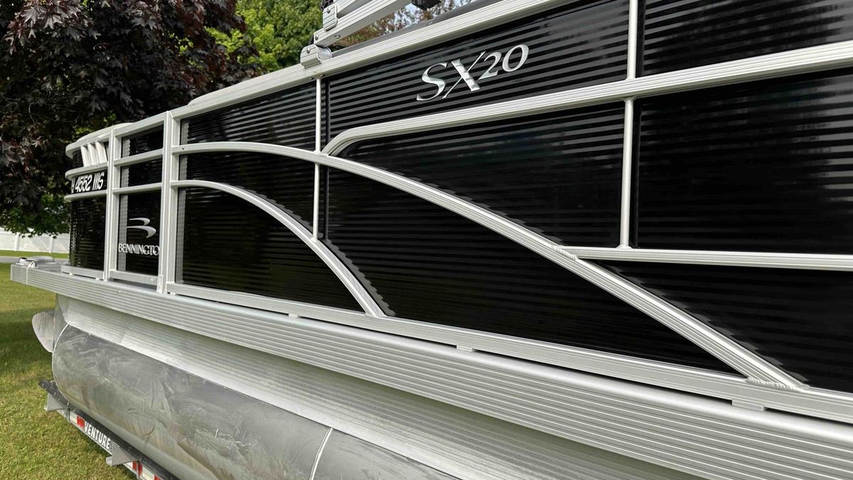 A freshly detailed Bennington SX20 pontoon boat with polished aluminium rails